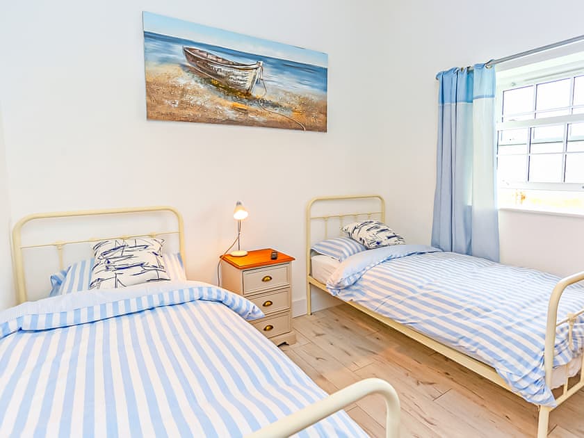 Twin bedroom | Captains Beach House, Aberdesach