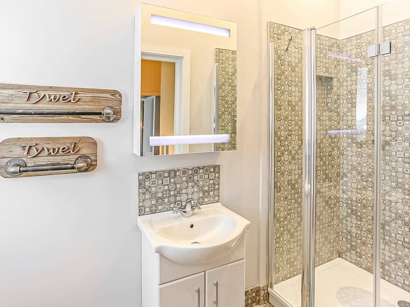 En-suite Shower Room for King-size bedroom  | Captains Beach House, Aberdesach