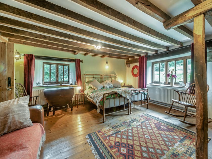Double bedroom | Ynywsen Dairy Flat, Nantgaredig
