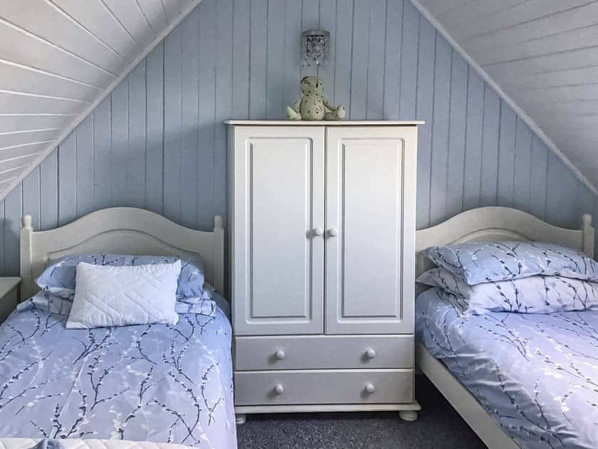 Twin bedroom | The House On The Slip - Lochside Retreat, Kylerhea