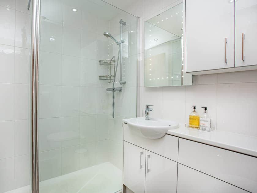 Shower room | 6 Camelside, Wadebridge