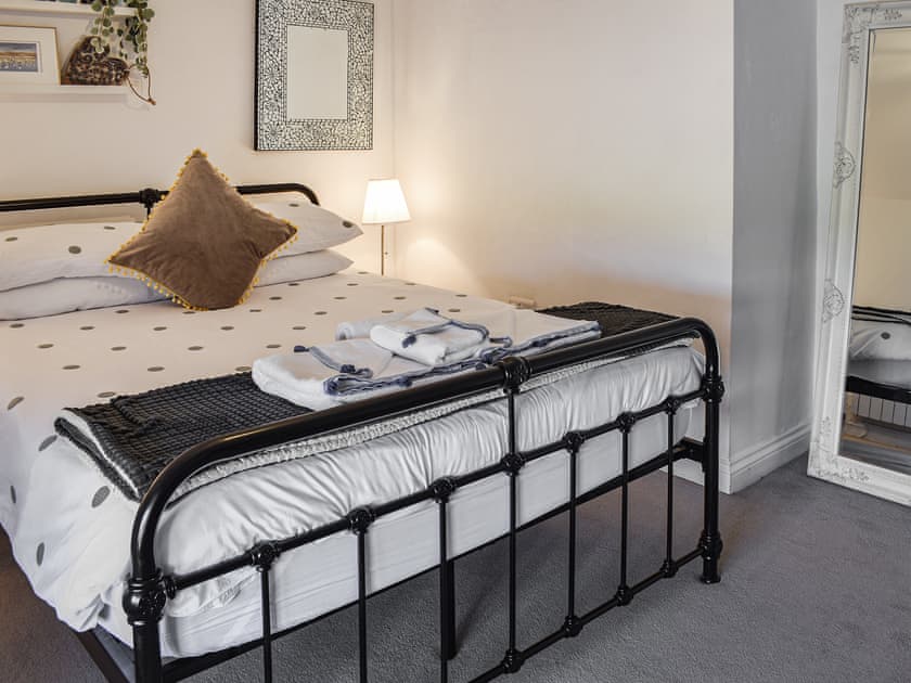 Double bedroom | Seren Cottage By The Sea, Malltraeth, near Bodorgan
