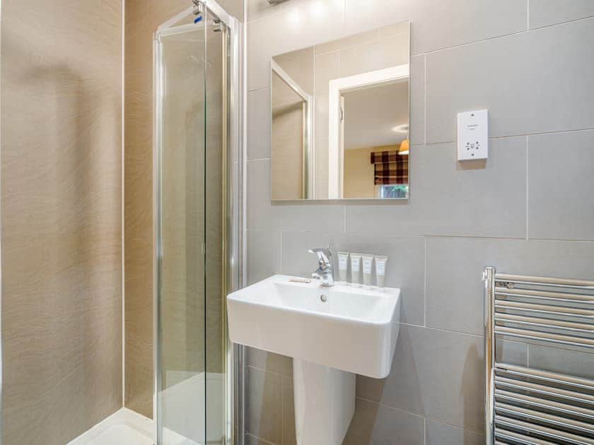 Shower room | Burnside West Cottage - Rufflets, St Andrews