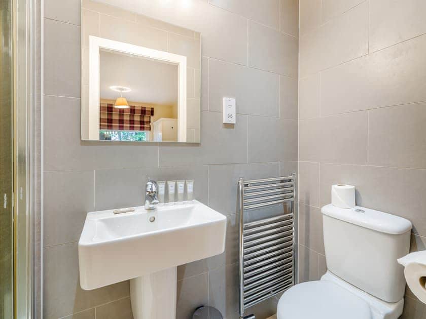 Shower room | Burnside West Cottage - Rufflets, St Andrews