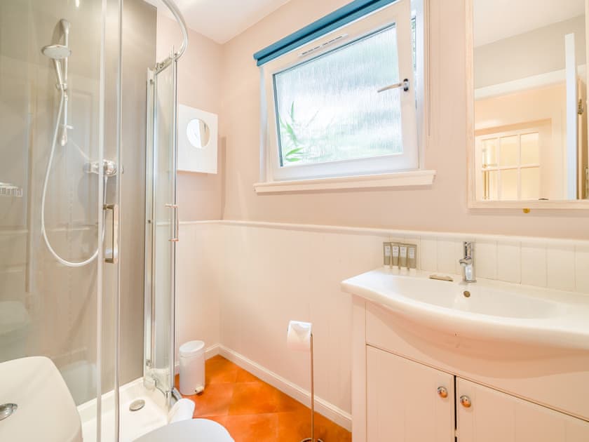 Bathroom | Burnside East Cottage - Rufflets, St Andrews