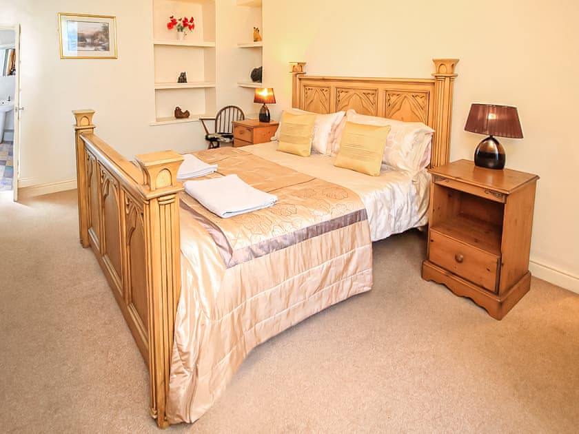 Kingsize bedroom  | Garden Flat, Porthmadog