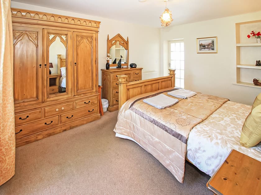 Kingsize bedroom  | Garden Flat, Porthmadog
