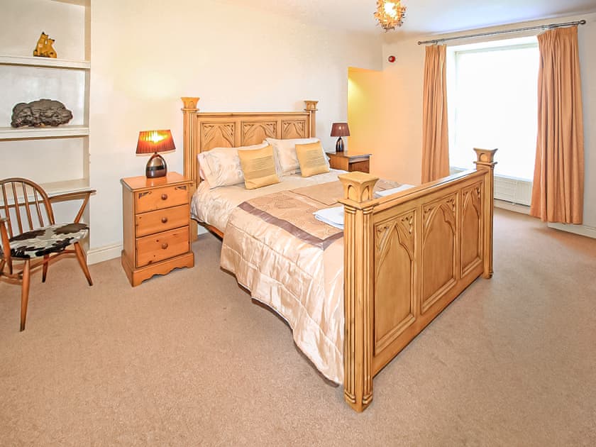 Kingsize bedroom  | Garden Flat, Porthmadog
