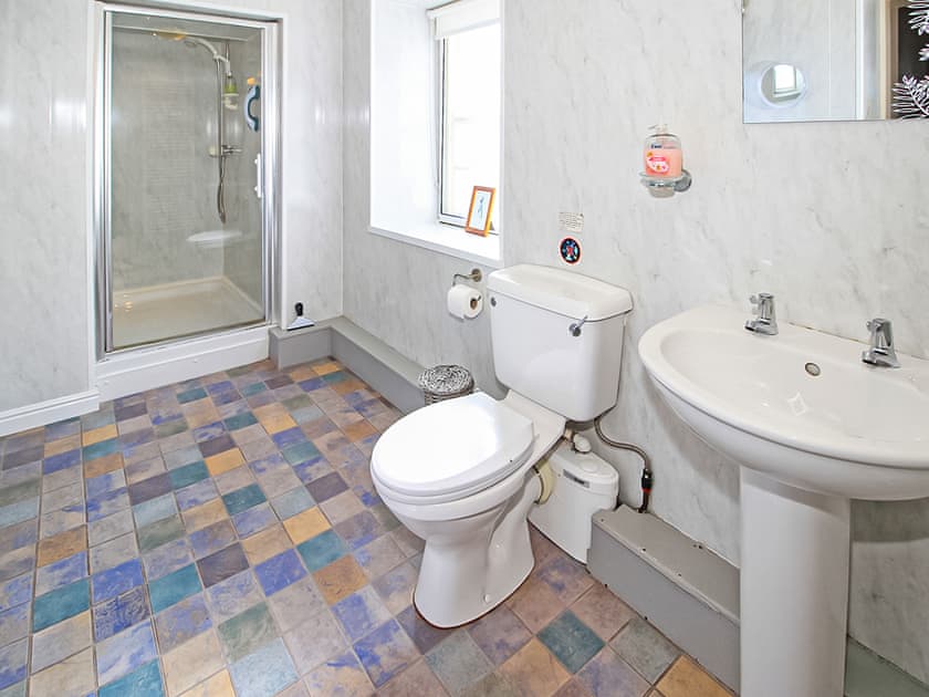 En-suite shower room for King-size bedroom  | Garden Flat, Porthmadog