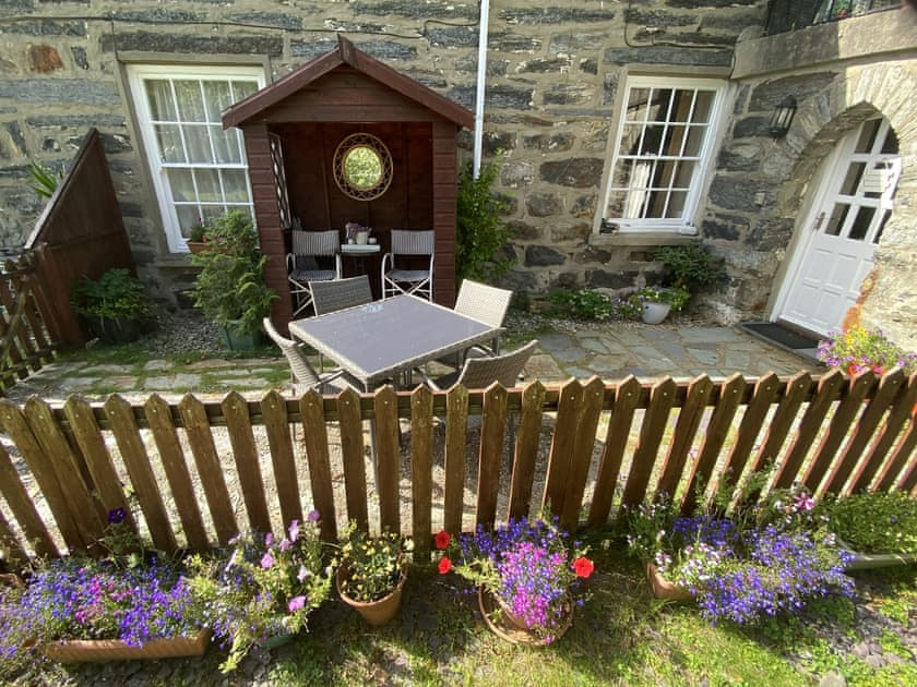 Sitting-out-area | Garden Flat, Porthmadog