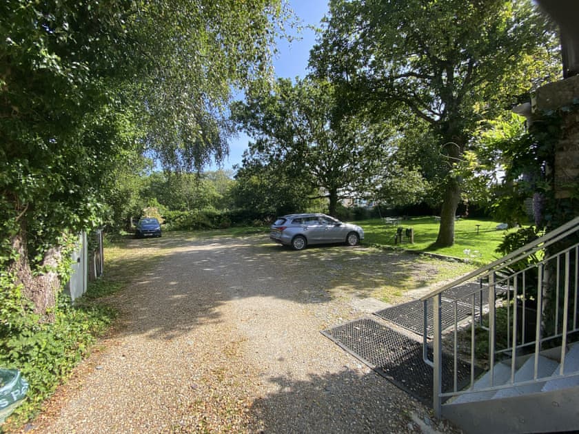 The shared parking area, guests can park up to 2 cars in this area  | Garden Flat, Porthmadog