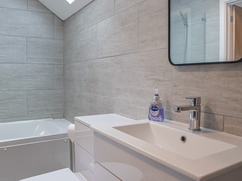 Bathroom | South Carvan View, Tavernspite