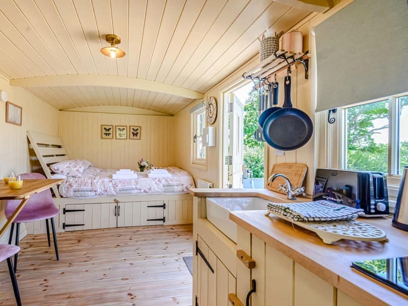 Open plan living space | Hot Tub Retreat - Otium Wine Estate, Alton