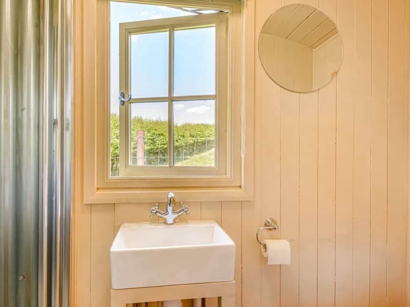 Bathroom | Hot Tub Retreat - Otium Wine Estate, Alton