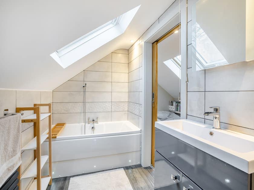Bathroom | Yr Hen Beudy, Tregaron