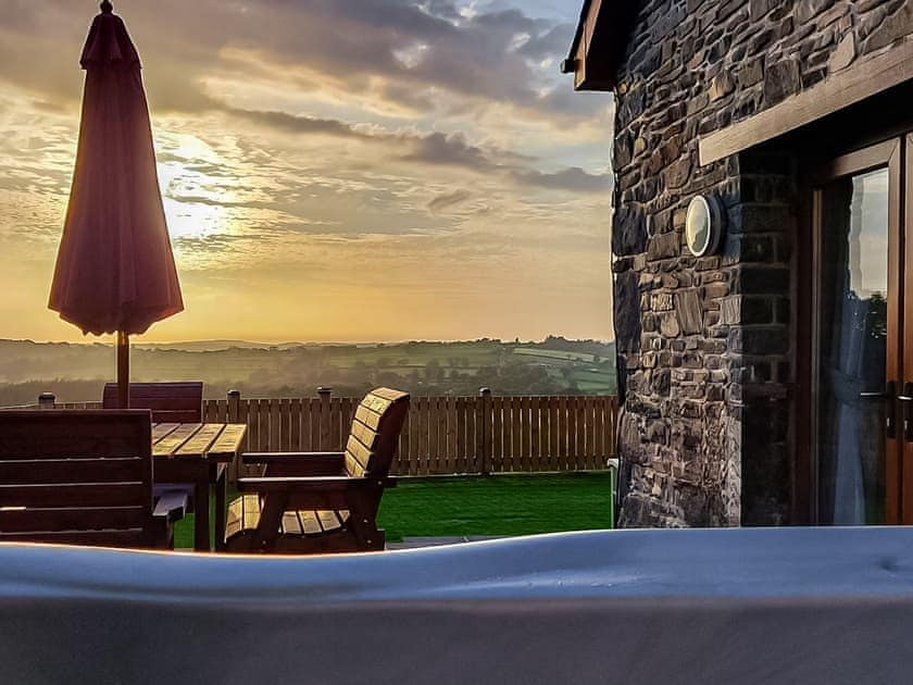 Hot tub at sunset  | Yr Hen Beudy, Tregaron