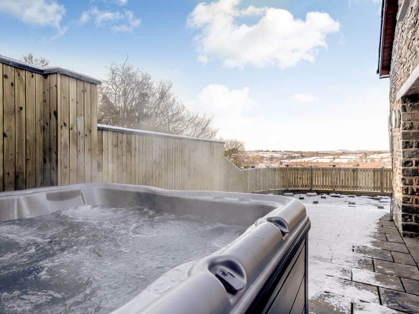 Jacuzzi | Yr Hen Beudy, Tregaron