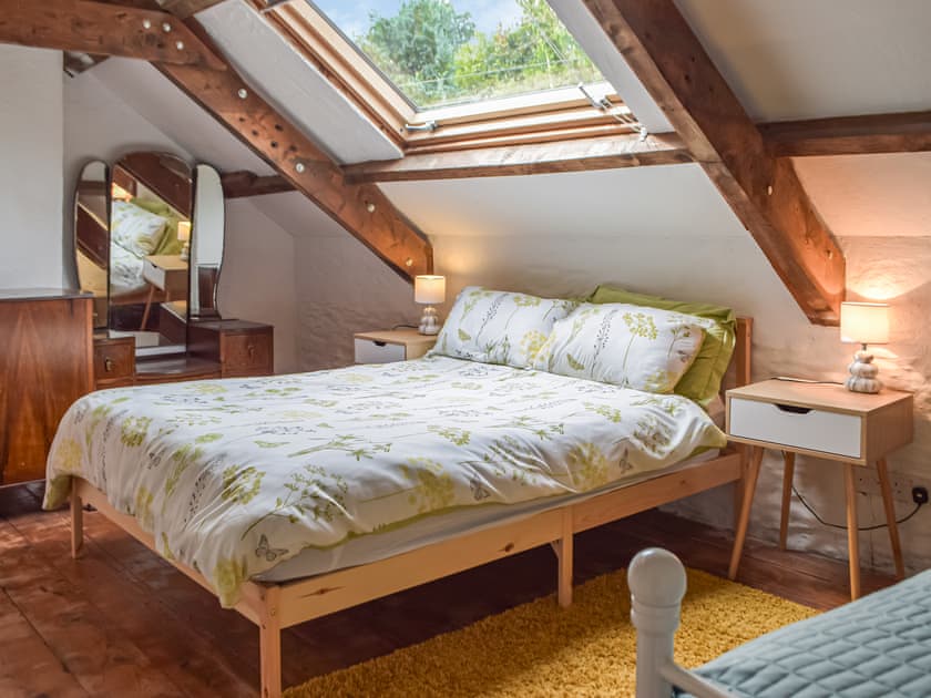 Double bedroom | Yr Ysgubor - Neuadd Deg, Carmarthen