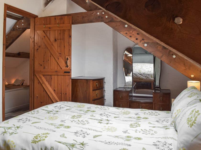 Double bedroom | Yr Ysgubor - Neuadd Deg, Carmarthen