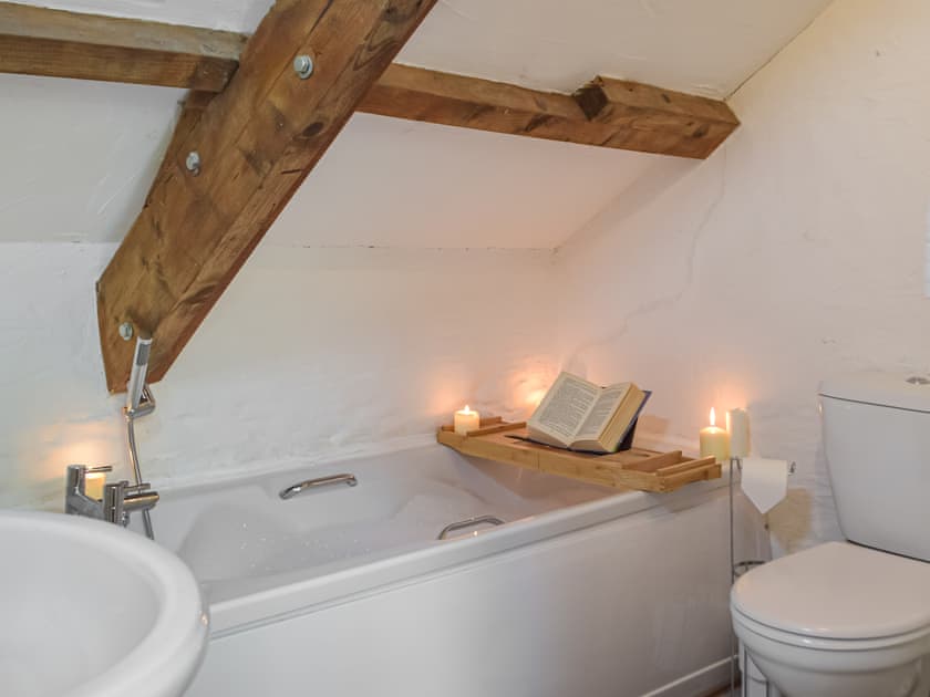 Bathroom | Yr Ysgubor - Neuadd Deg, Carmarthen