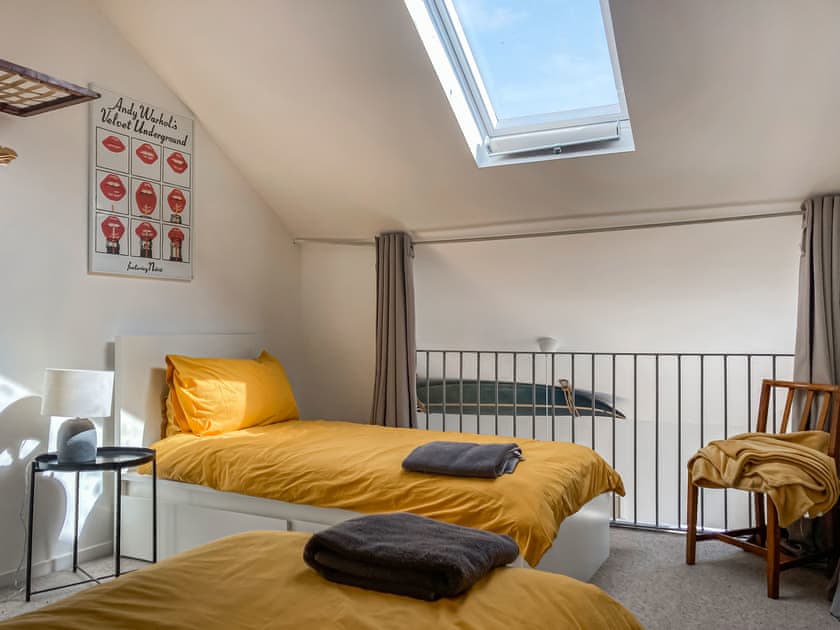 Twin bedroom | The Old Workshop, Appledore