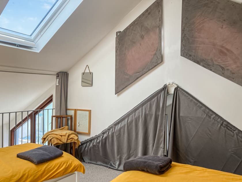 Twin bedroom | The Old Workshop, Appledore