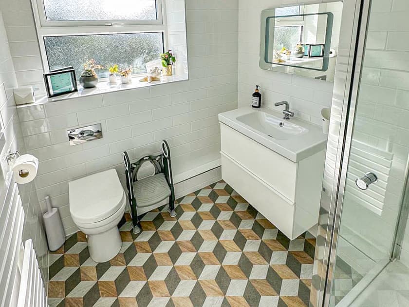 Shower room | Seren Cottage By The Sea, Malltraeth, near Bodorgan