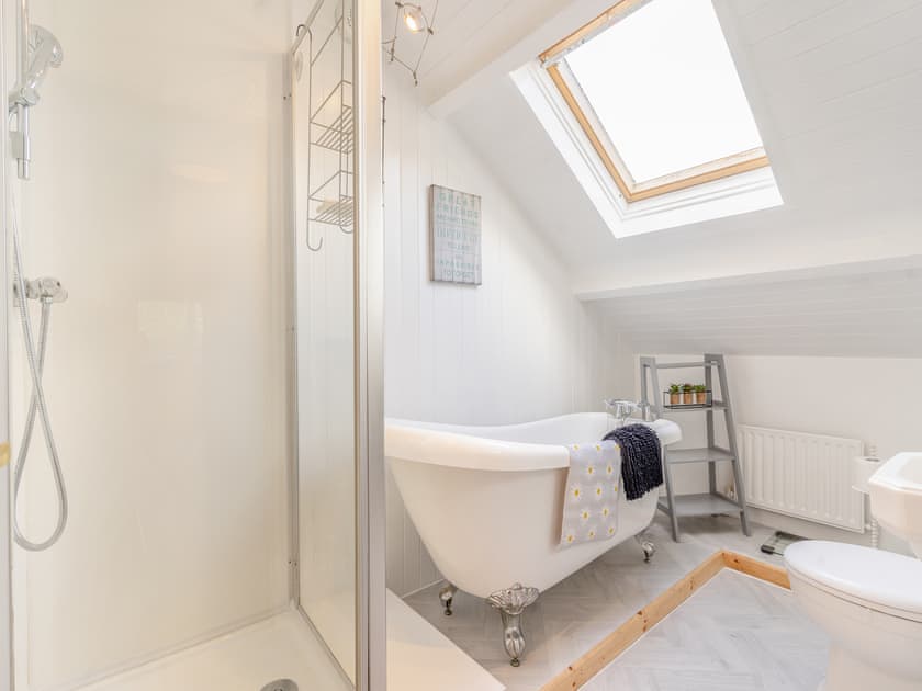 Bathroom | Bwlch Farm Lodge, Cwmavon, near Swansea