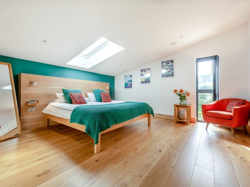 Light and airy en-suite master bedroom | Tree Park, Halwell, near Totnes