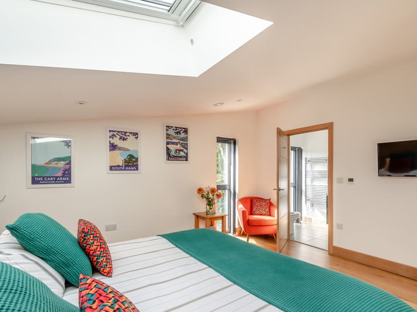 Spacious en-suite master bedroom | Tree Park, Halwell, near Totnes
