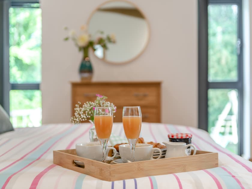 Comfortable family bedroom with en-suite shower room | Tree Park, Halwell, near Totnes