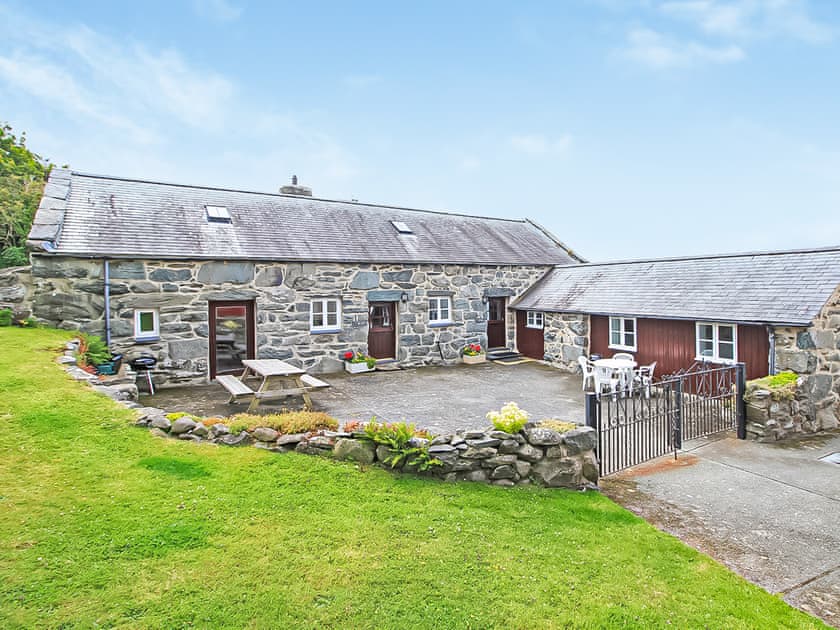 Exterior and shared patio area  | Stable Cottage, Llanbedr