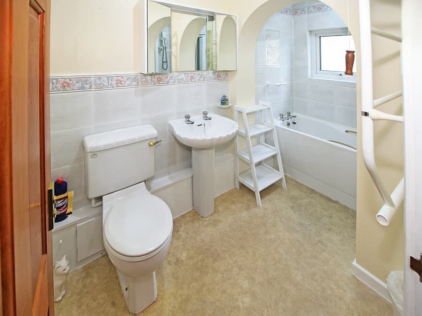 Bathroom | Spacious Villa with Views, Porthmadog