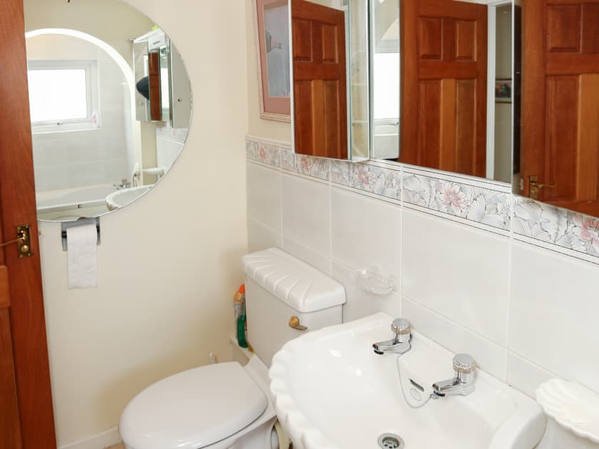 Bathroom | Spacious Villa with Views, Porthmadog