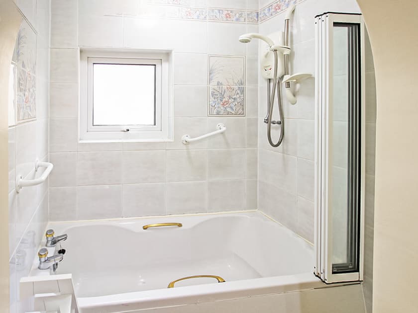 Bathroom | Spacious Villa with Views, Porthmadog