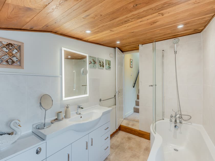 Bathroom | Oak Villa, Drybrook