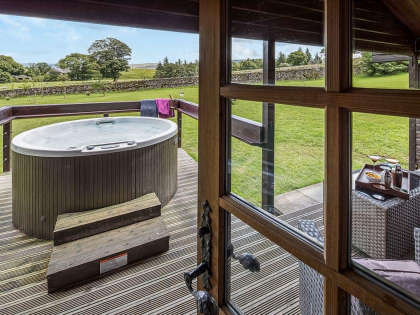 Hot tub | Lapwing Lodge - Artlegarth Lodges, Ravenstonedale, near Kirkby Stephen