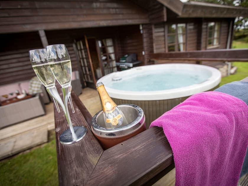 Hot tub | Lapwing Lodge - Artlegarth Lodges, Ravenstonedale, near Kirkby Stephen