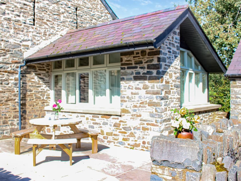 Sitting-out-area | Granary Cottage - Treberfedd Farm, Lampeter, near Aberaeron