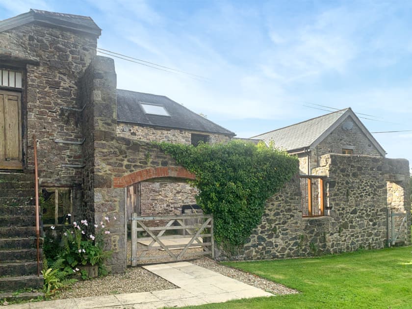 Exterior view of private courtyard  | Ringslade Barn and Cinema, Highweek, near Newton Abbot