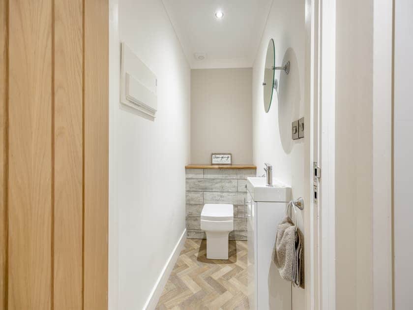 Bathroom | Royal Oak Cottages- The Cooperage - Royal Oak Cottages, Wainfleet, near Skegness