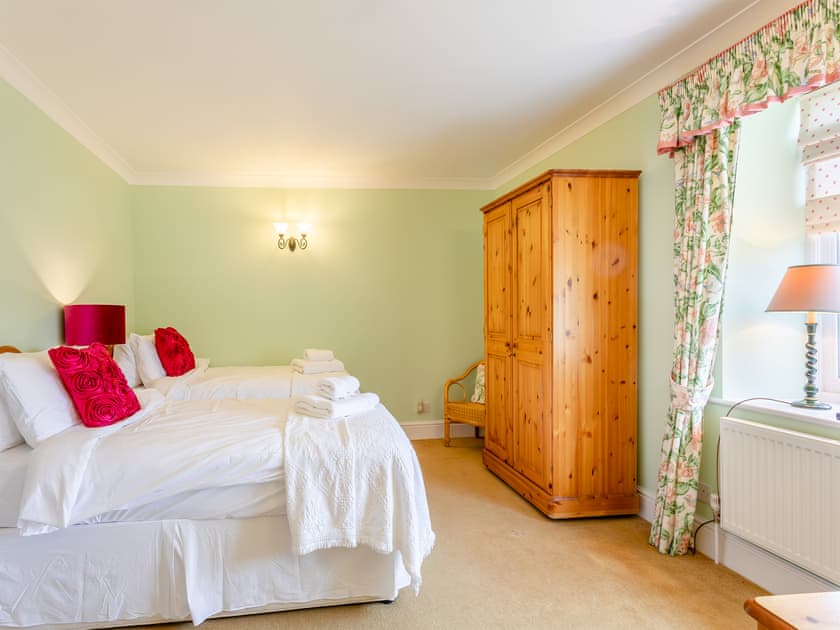 Double bedroom | Manor Farm House - Piggyback Barns, Sculthorpe, Fakenham