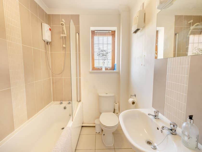 Bathroom | Hill Top Cottage - Fair Isle Holiday Cottages, Newport