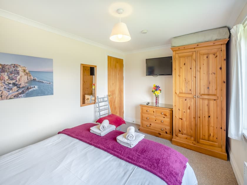 Double bedroom | Hill Top Barn - Fair Isle Holiday Cottages, Newport