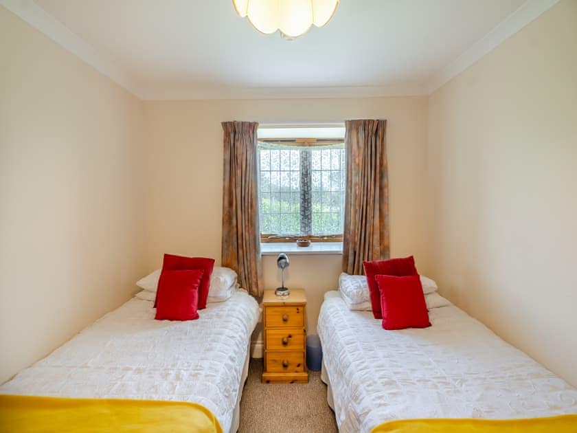 Twin bedroom | Hill Top Barn - Fair Isle Holiday Cottages, Newport