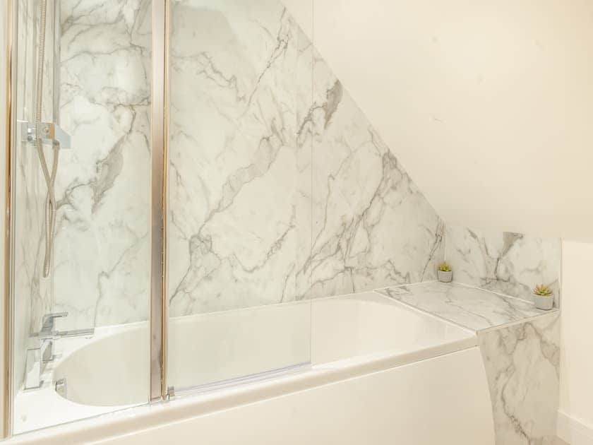 Bathroom | Viking - Fair Isle Holiday Cottages, Newport