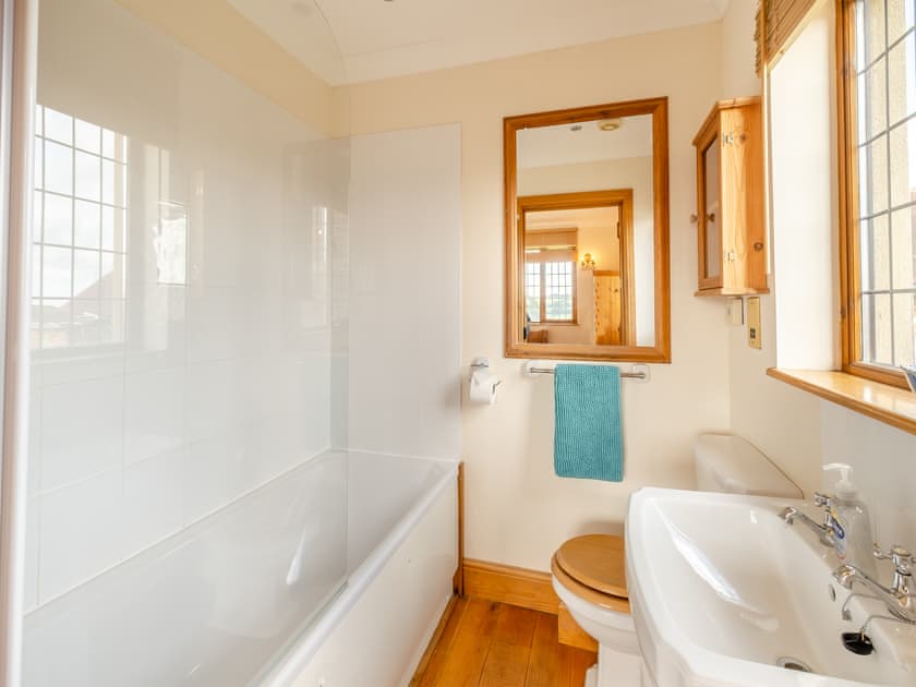 Bathroom | Fair Isle Holiday CottagesFair Isle House, Newport