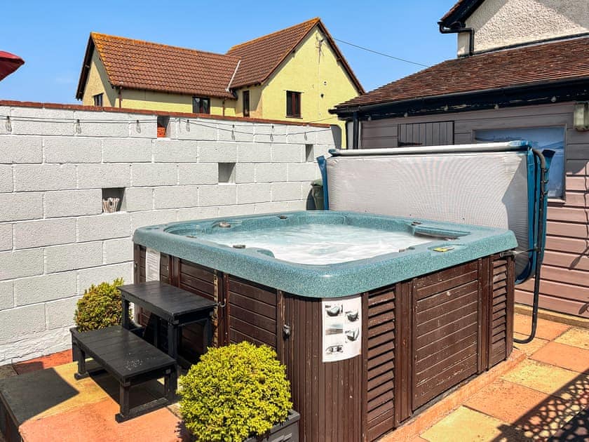 Hot tub | Pebbles Reach - Blue Anchor House, Blue Anchor, near Minehead