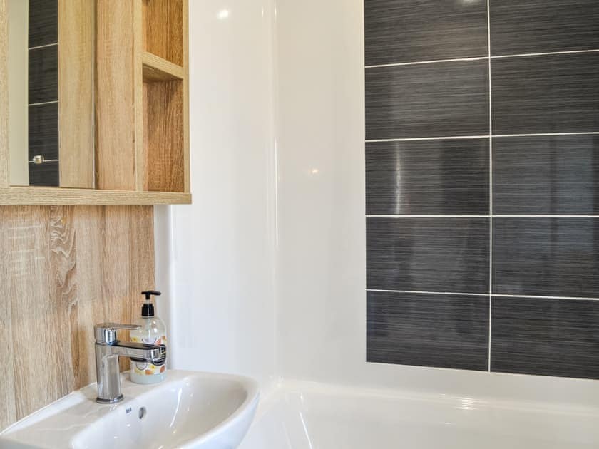 Bathroom | Gill Bay - Bonnie Escapes, Southerness