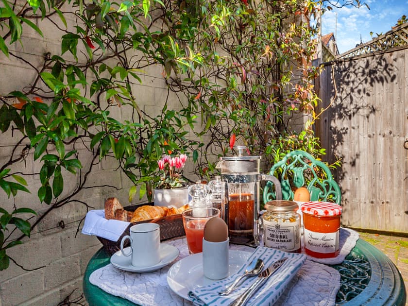 Sitting-out-area | The Lodge, Hurstpierpoint